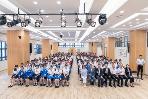 傳承五四薪火 啟航青春征程—青洲中學舉辦五四青年節暨級社成立典禮
