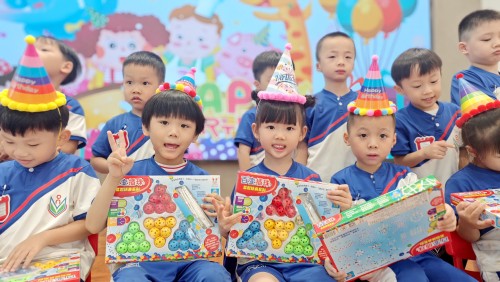 幼稚園集體慶生，共享溫馨時刻
