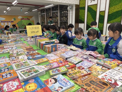 書香潤校園，閱讀伴成長 — 校園書展活動