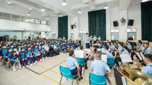 治安警察局樂隊到校演奏