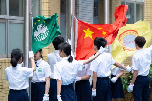 初中同學共慶五四青年節，展現青春風采