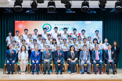 青洲中學首屆初中畢業典禮朝氣蓬勃溫馨感人