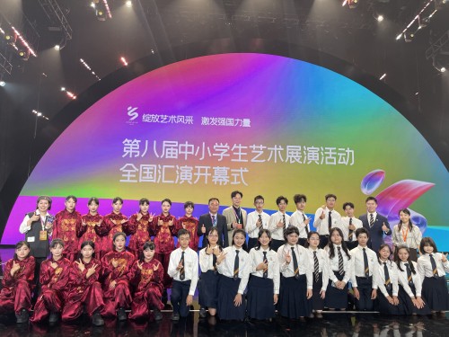 我校舞蹈隊在“全國第八屆中小學生藝術展演活動”榮獲最高榮譽一等獎及舞蹈最佳創作獎