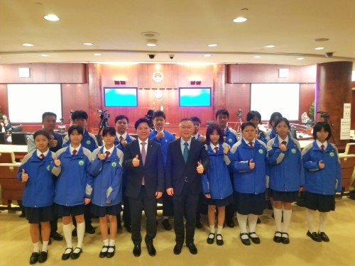 青洲中學師生走進立法會 旁聽保安領域施政方針辯論